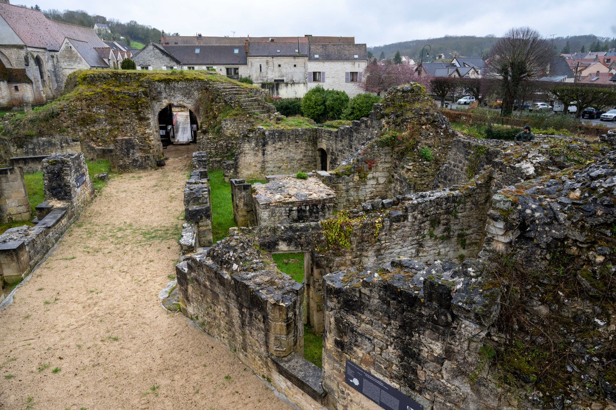Ruines du château de Beynes