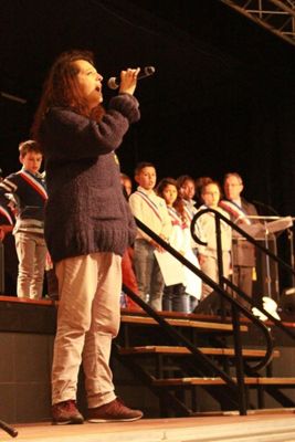 Babette Largo interprétant Göttigen le 11 novembre à Limay (crédits photo : Ville de Limay)