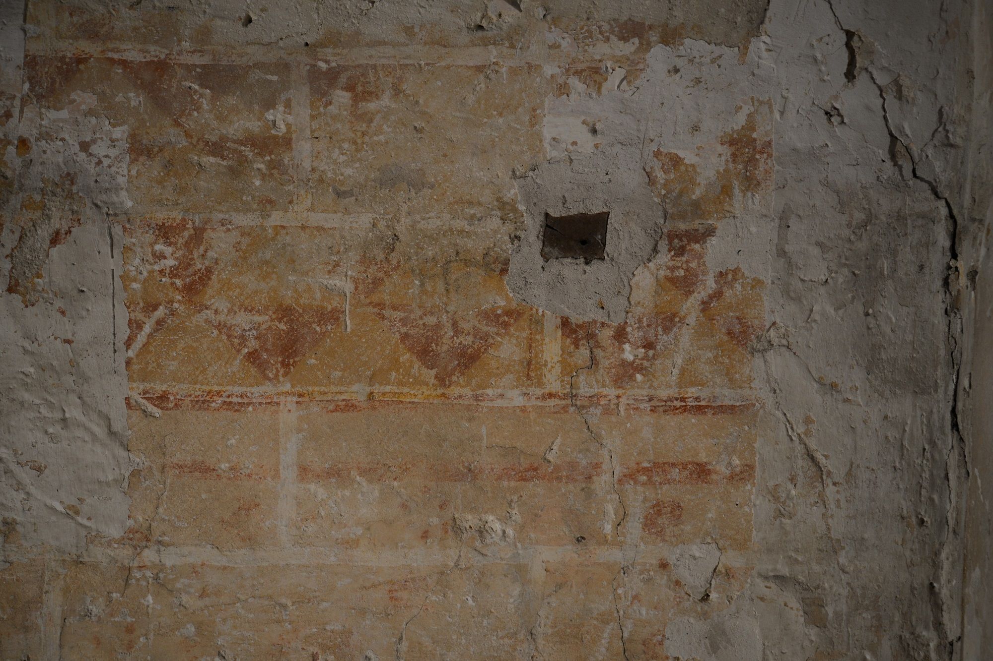 Peinture en faux-appareil et motif à chevron ©Céline Maujaret-Guiné, 2021