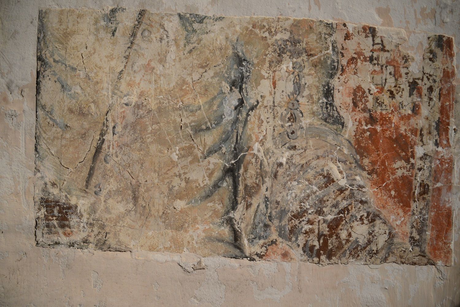 Fragment de buste et de manche d'un personnage ©Céline Maujaret-Guiné, 2021