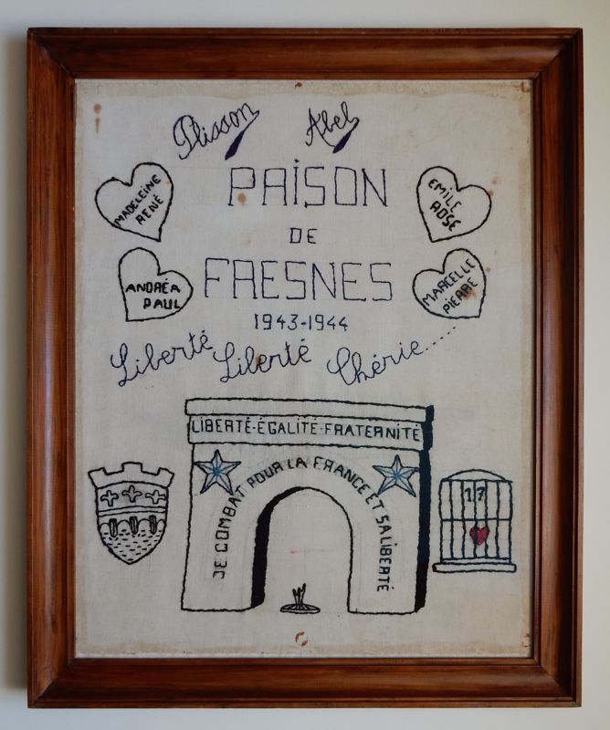 « Je combats pour la France et sa liberté » : toile brodée réalisée par un jeune résistant, Abel Plisson, durant son incarcération à la prison de Fresne en 1943-44. Il fut fusillé au Mont Valérien en 1944 à l’âge de 22 ans.