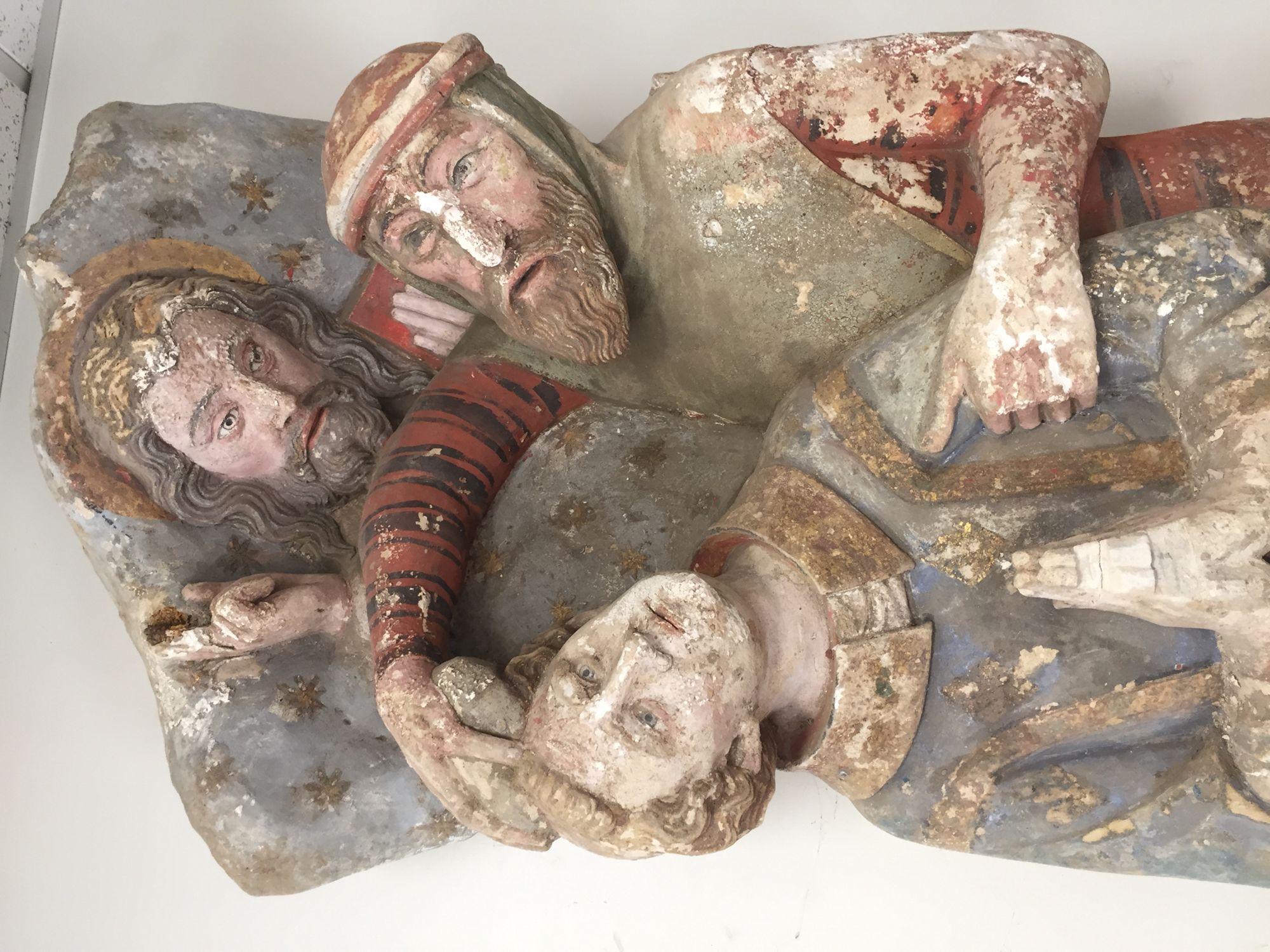 C’est dans le cadre de travaux prévus dans l’église Saint-Etienne de Mareil-Marly en 2017 que des archéologues ont trouvé sous le dallage de l’édifice un groupe sculpté du 15e siècle.