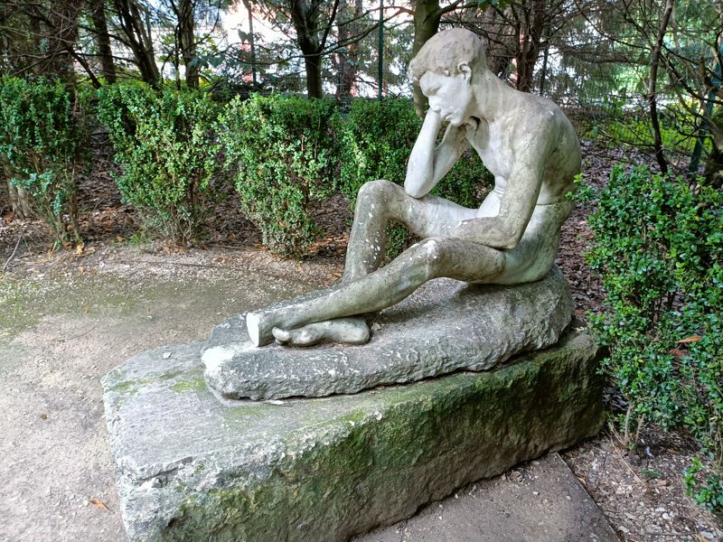 « Première désillusion » de Louis-Armand Bardery (1907). Suite à des actes de vandalisme qui ont imposé une importante restauration, la sculpture a été déplacé dans un endroit plus fréquenté et surveillé afin d’éviter de nouvelles dégradations.
