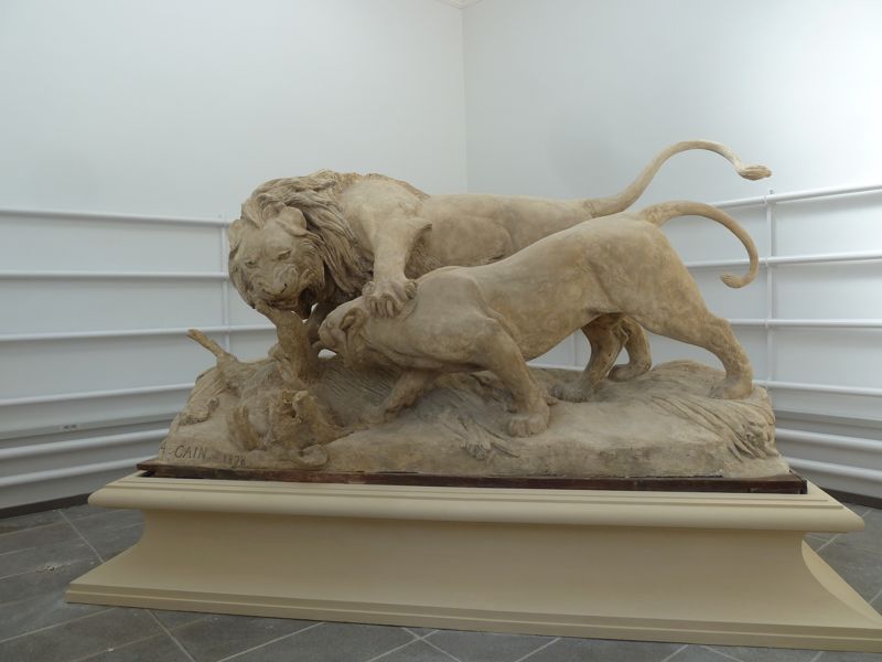 Lion et lionne se disputant un sanglier (Conflans-Sainte-Honorine) restauré entre 2011 et 2014. 