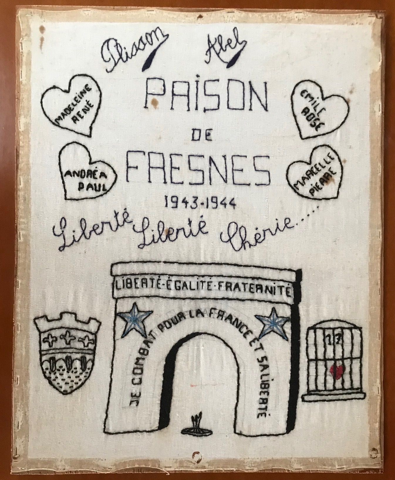 La broderie décadrée avant restauration 