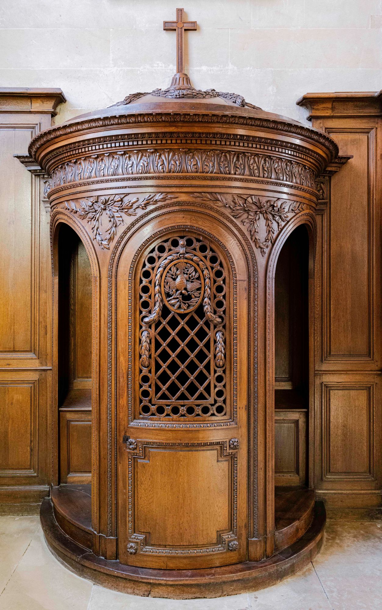 Un confessionnal identique à la cathédrale Saint-Louis de Versailles