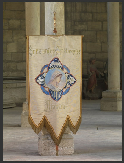 La bannière dite des Servantes Chrétiennes, collégiale de Mantes-la-Jolie
