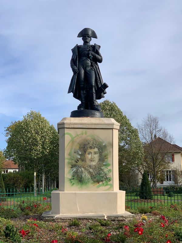 La statue de Napoléon après sa repose dans le Parc de Maisons-Laffitte