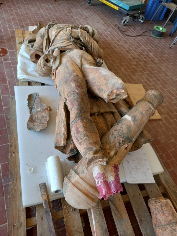 La statue en cours de restauration, dans l’atelier de la restauratrice, juillet 2022 
