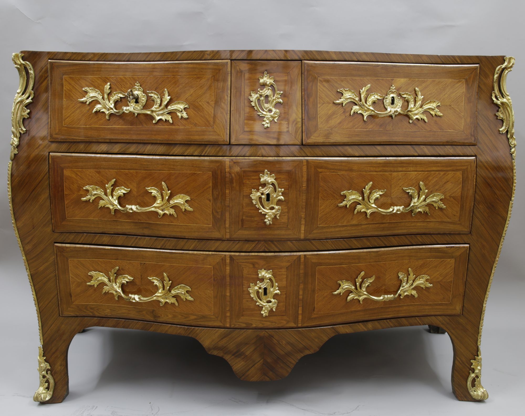 Commode rocaille de Saint-Germain-en-Laye, signée Lapie (XVIIIe siècle)