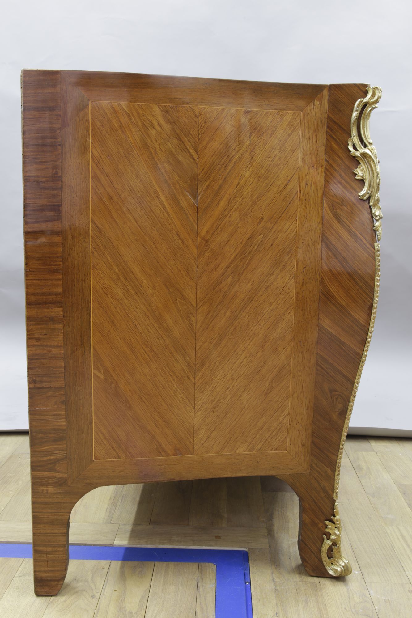 Profil bombé et ornementation en bronze doré de la commode Lapie