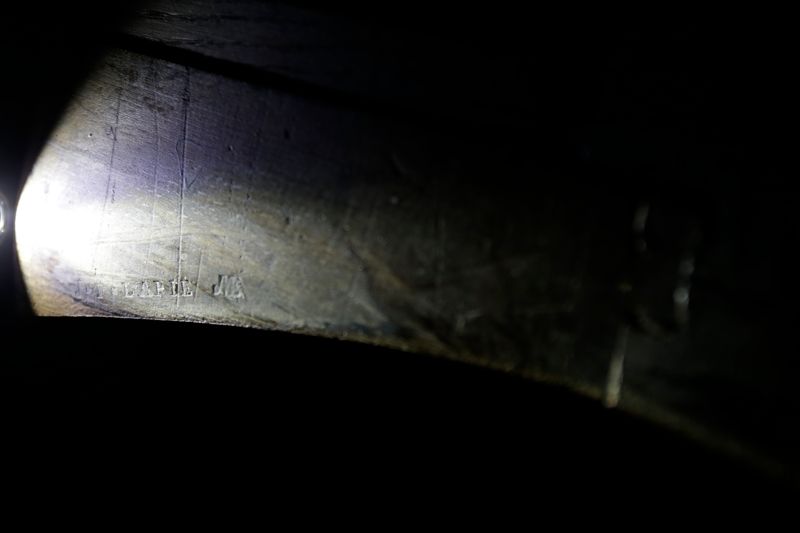 Estampille « Jean-François Lapie JME » située sur le montant gauche de la commode visible en lumière rasante(détail)