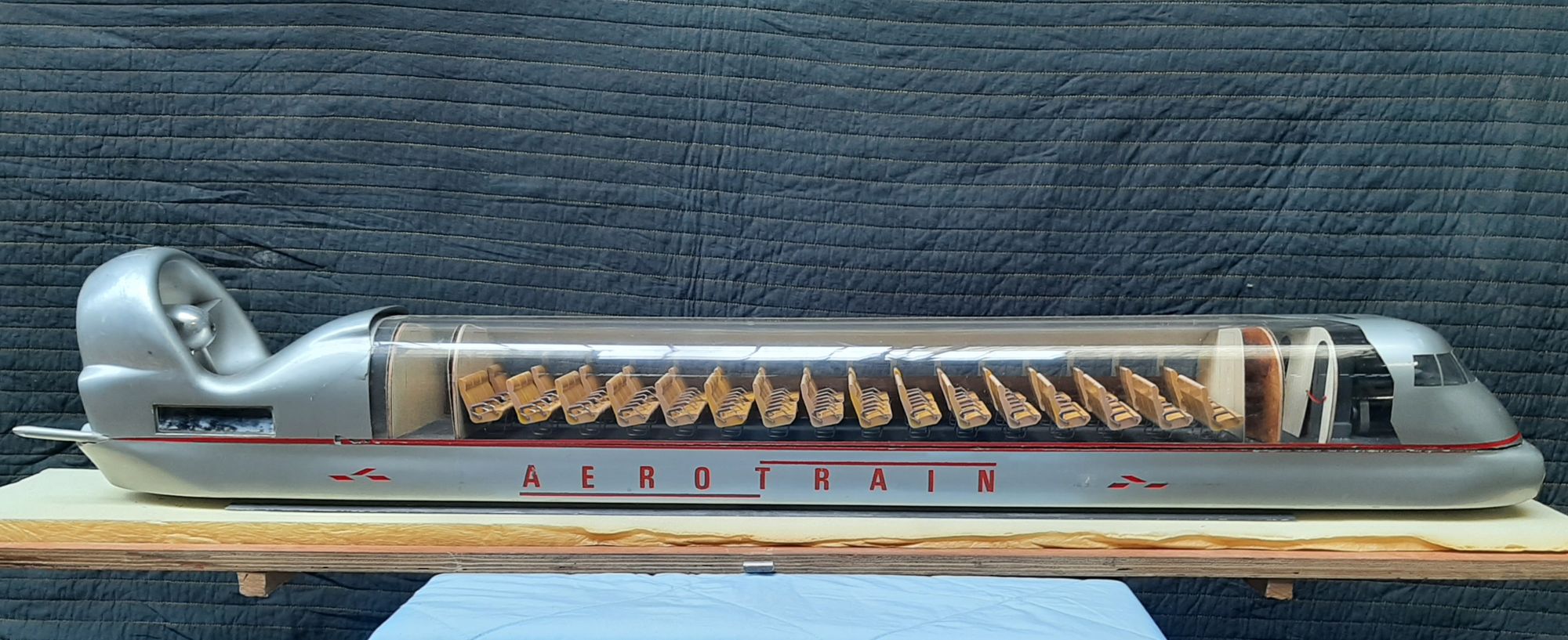 Maquette aérotrain I 80 (1)