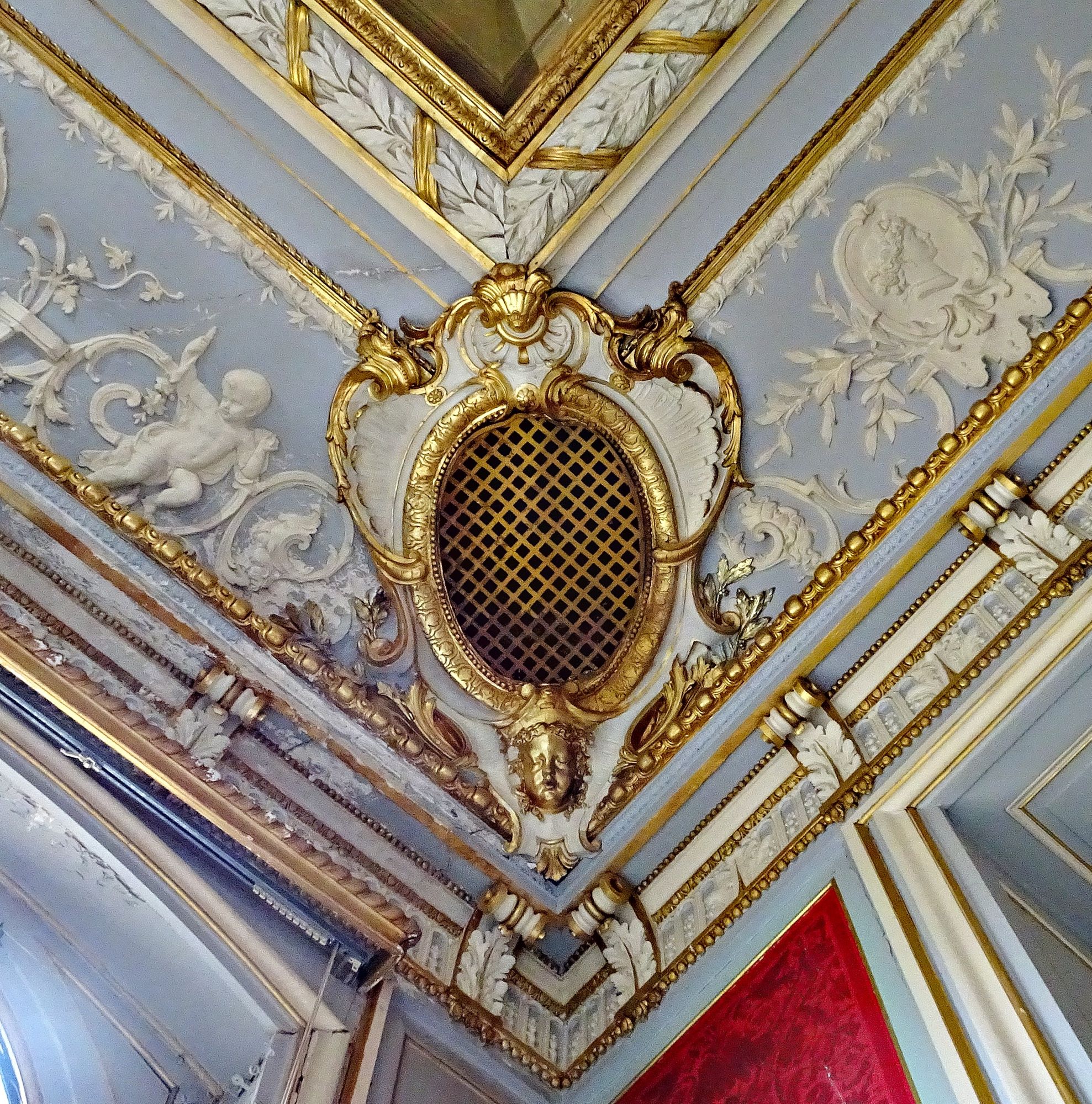 Dégâts des eaux : infestation par des champignons, stucs pulvérulents