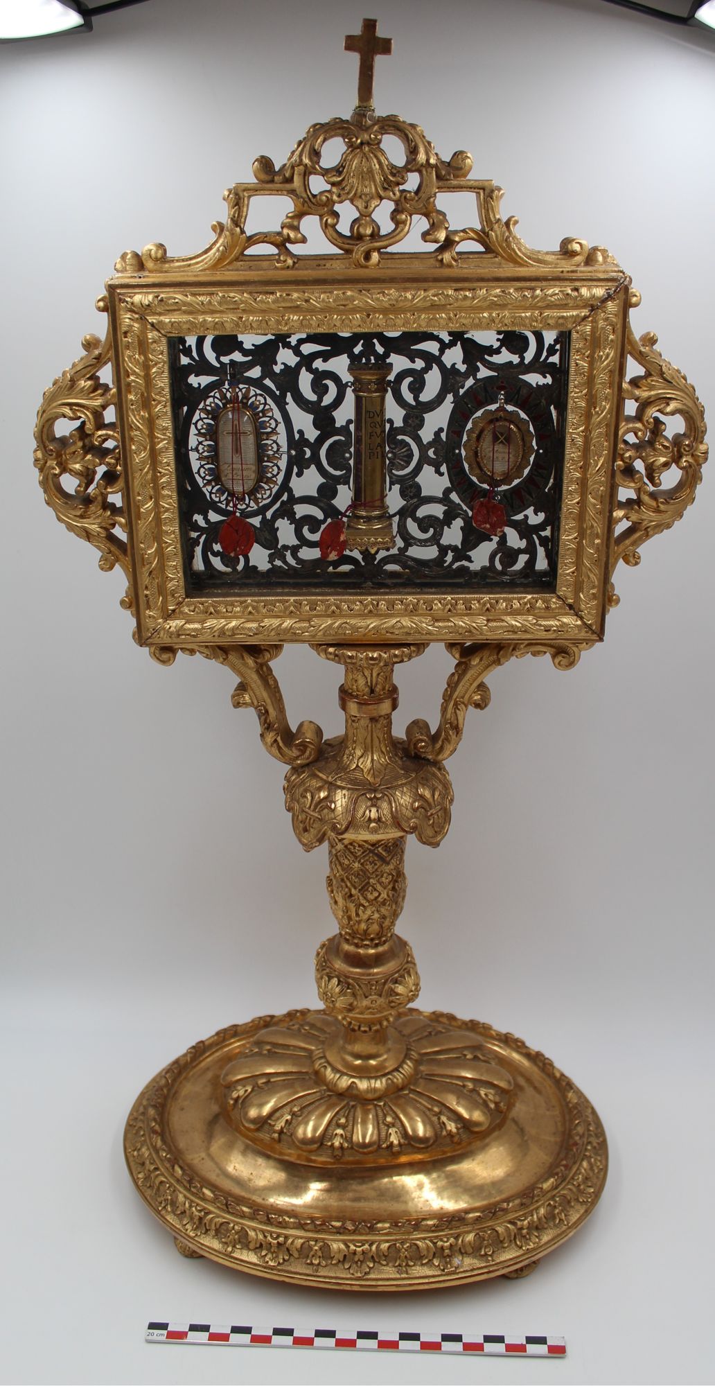 Le reliquaire avant restauration, côté reliques 