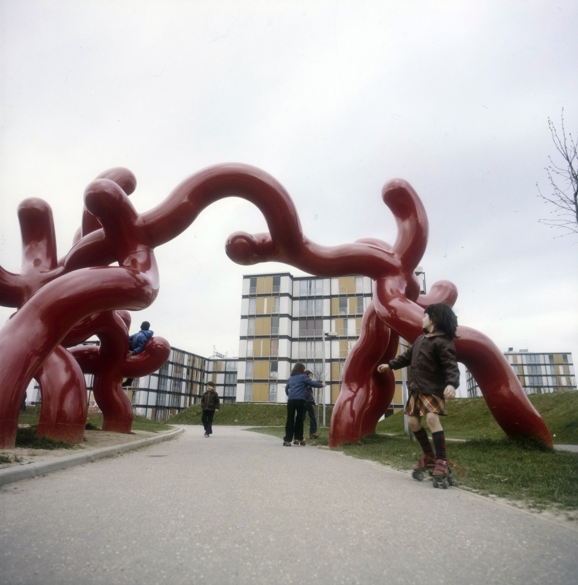 Moments de jeux autour de la sculpture Arborescence polymorphique au parc des Coudrays (Elancourt)