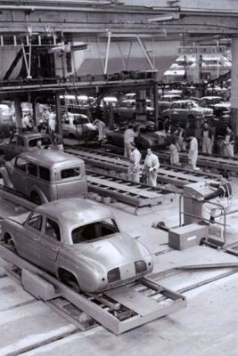 Les chaînes de montage de la "Dauphine"à l'usine Renault "Pierre Faucheux" de Flins, © Archives des Yvelines | 5Fi 349